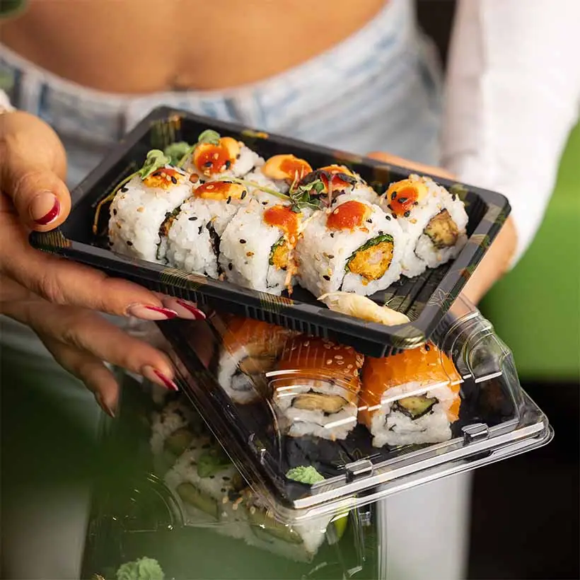 Frisch gemachtes Sushi aus dem Uncle Lee Foodmarket in den Händen einer Frau